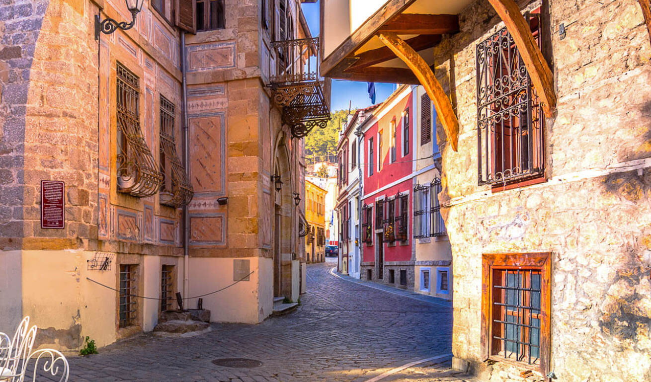 Δρόμος της πόλης με παραδοσιακά πέτρινα σπίτια