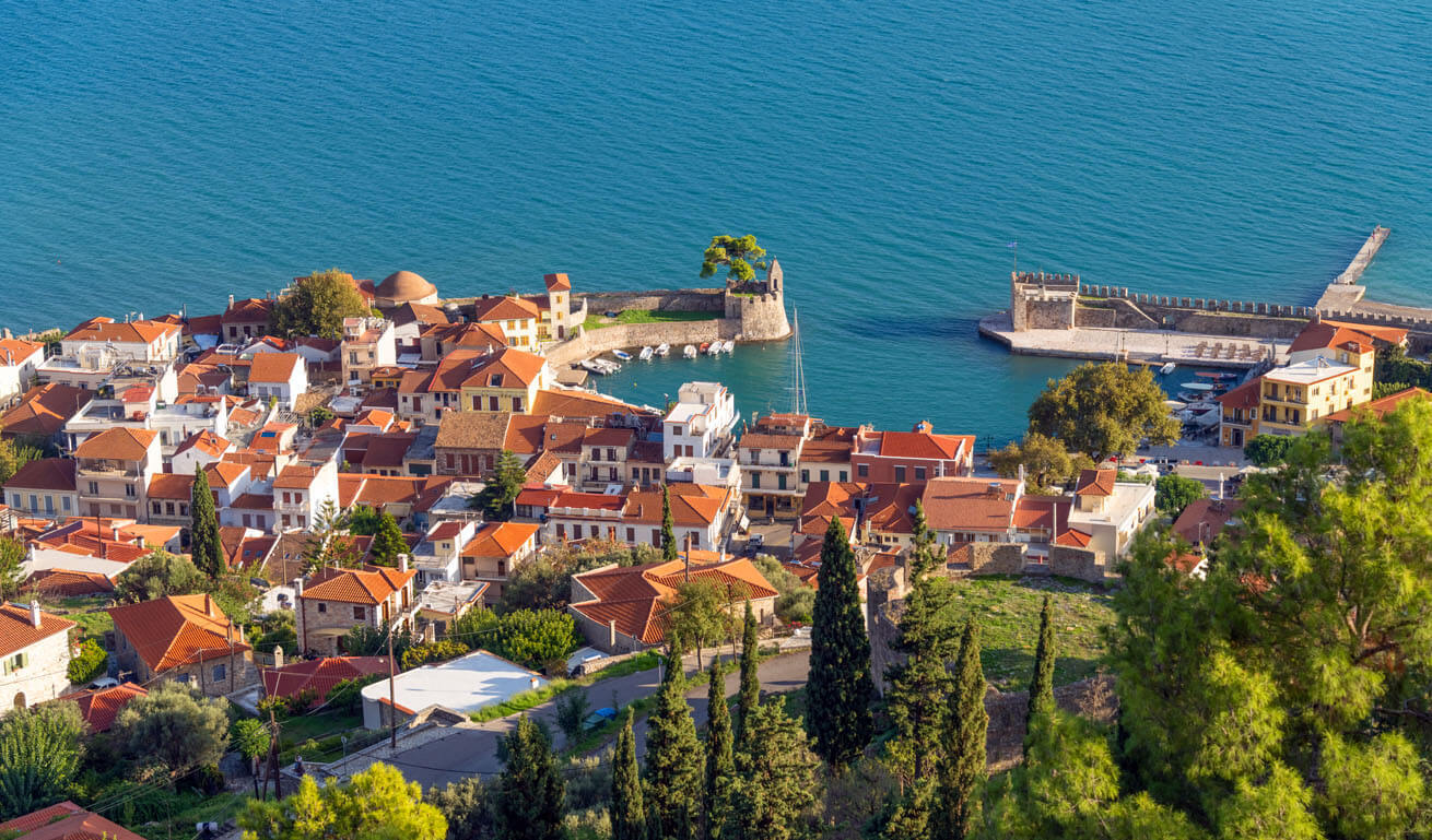 Η πόλη της Ναυπάκτου από ψηλά, με πολλά παραδοσιακά σπίτια και τα τείχη γύρω από την πόλη