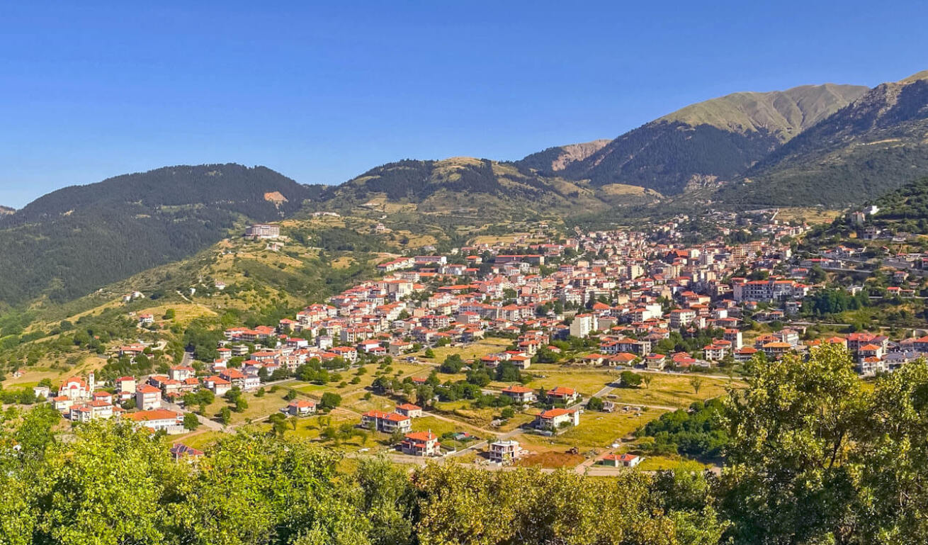 Panoramic view of thw town, built between the mountains