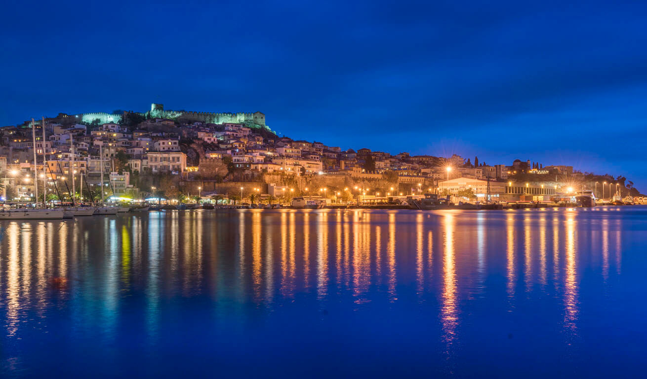 Το φωταγωγημένο λιμάνι της Καβάλας το βράδυ