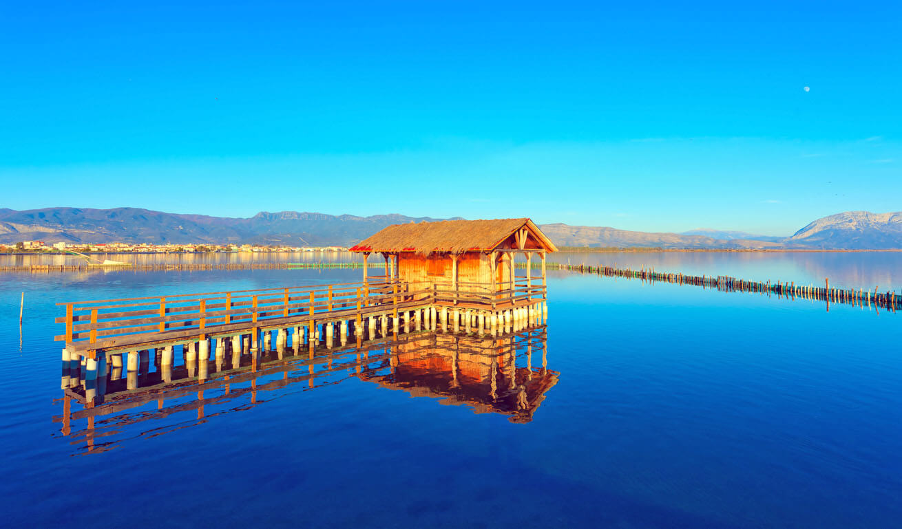 Η λιμνοθάλασσα του Μεσολογγίου με μία καλύβα στη μέση