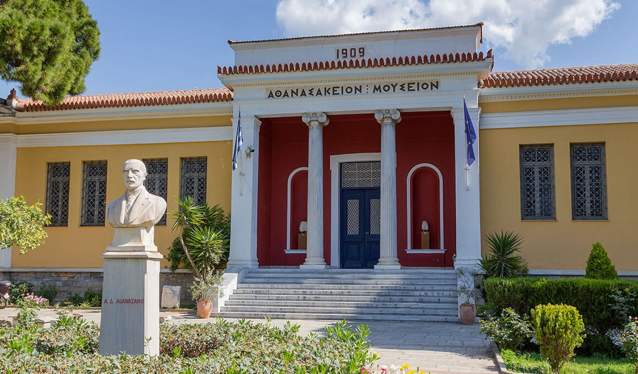 View of the exterior area of the museum, with the garden an a statue in it
