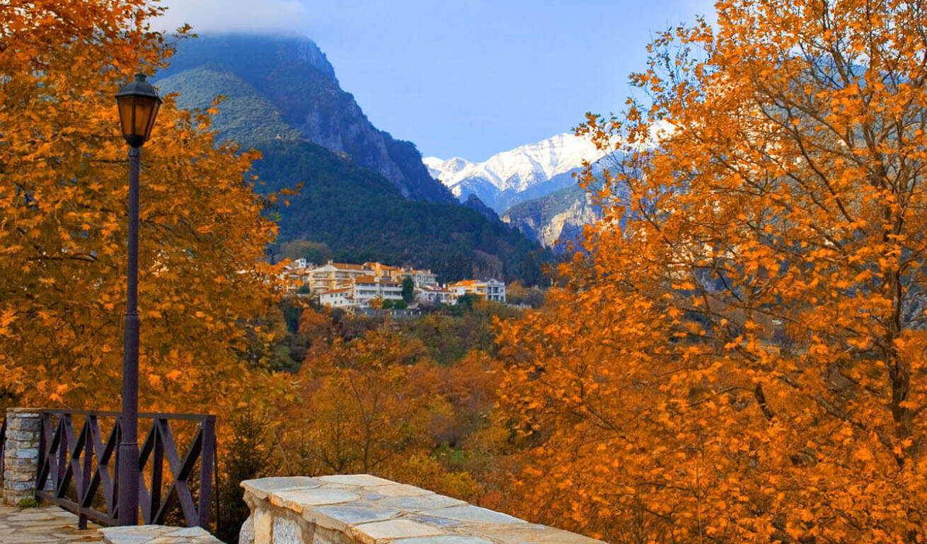 Άποψη του χωριού με τα παραδοσιακά σπίτια στο βάθος και τα δένδρα με τα κίτρινα φύλλα