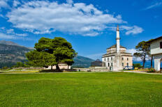 Άποψη της πόλης και στο βάθος ένα τζαμί και εκεί κοντά ένα πεύκο