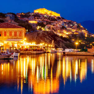 Λιμένας Μόλυβου με ψαροκάικα και παραδοσιακά σπίτια