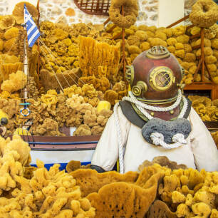 Φωτογραφία με συλλογή ποικίλων σφουγγαριών και με στολή σφουγγαρά