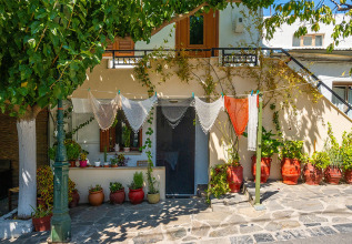 Πρόσοψη παραδοσιακού παλιού σπιτιού στην καρδιά του χωριού Ανώγεια, στο κέντρο της Κρήτης.