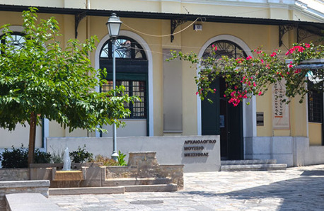 Άποψη από το εξωτερικό του μουσείου, με τον κήπο του και τα δένδρα του