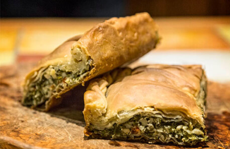 Λήψη δύο κομματιών σπανακόπιτας 