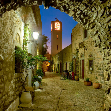 Παραδοσιακό χωριό Μεστά και στο βάθος φαίνεται η εκκλησία