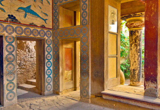 Εσωτερικό αρχαίου κτίσματος με ανοίγματα και τοιχογραφίες στους τοίχους