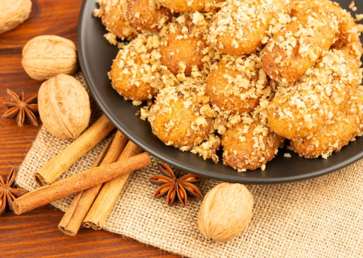 πιάτο με πολλά μελομακάρονα με τριμμένο καρύδι