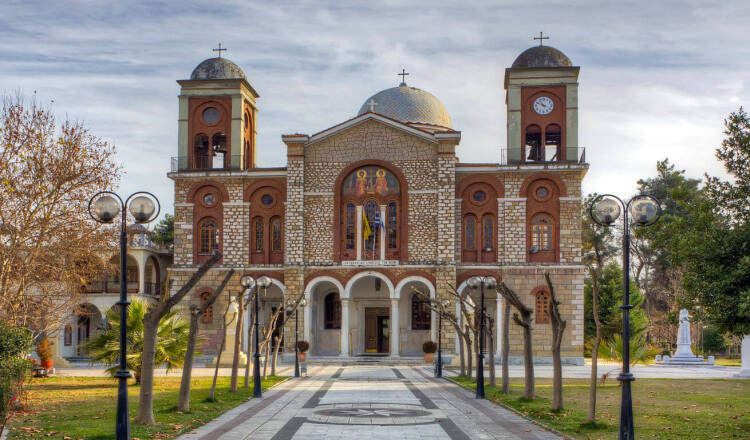 Εντυπωσιακή πετρόκτιστη εκκλησία της πόλης ανάμεσα σε δένδρα