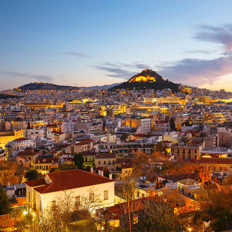 Λήψη Αθήνας σούρουπο από ψηλά, στο βάθος ο Λυκαβηττός.