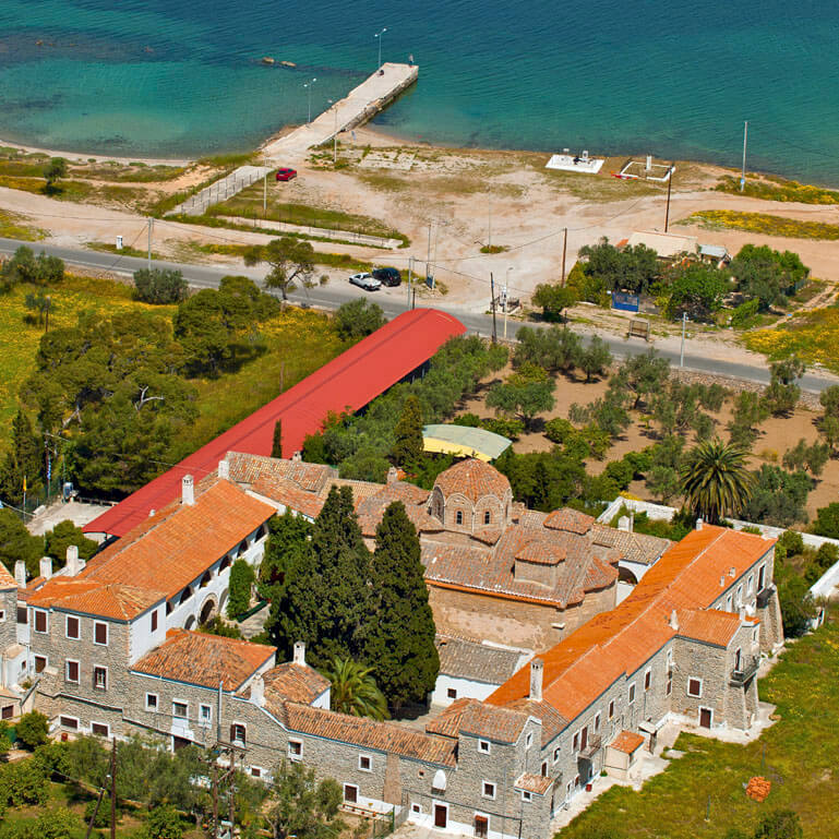 Παραθαλάσσιο μοναστήρι με κεραμοσκεπή