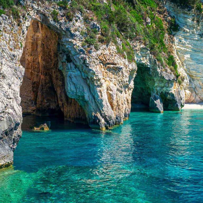 Άποψη των γαλάζιων σπηλιών με γαλαζοπράσινα νερά