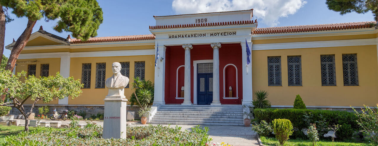 View of the exterior area of the museum, with the garden an a statue in it